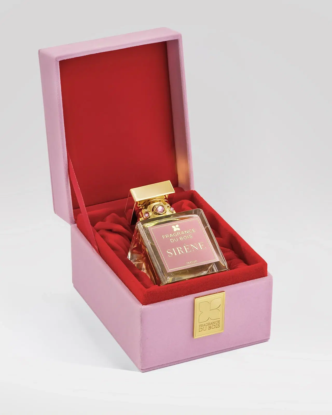 Флакон Fragrance Du Bois Sirène у відкритій рожевій оксамитовій скриньці з червоною підкладкою на сірому тлі